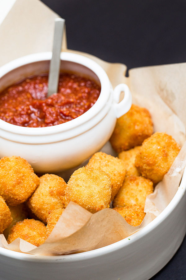 crossroads_hardrock_macncheesebites_homemade_gingerketchup600