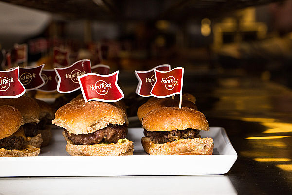 hardrock_crossroads_grassfed_beefsliders_agedcheddar_homemade_pickles600